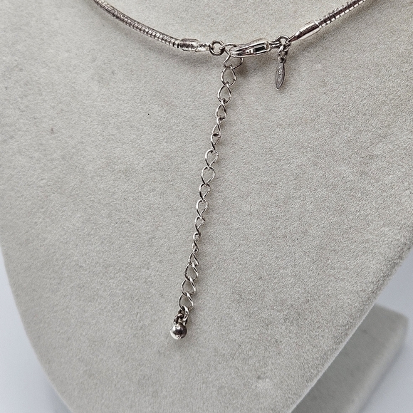 VINTAGE Avon Silver Tone Blue Rhinestone Flower Pendant Choker Necklace Signed - Picture 5 of 7